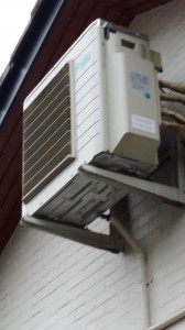 Daikin buitendeel hoog tegen buitengevel. 